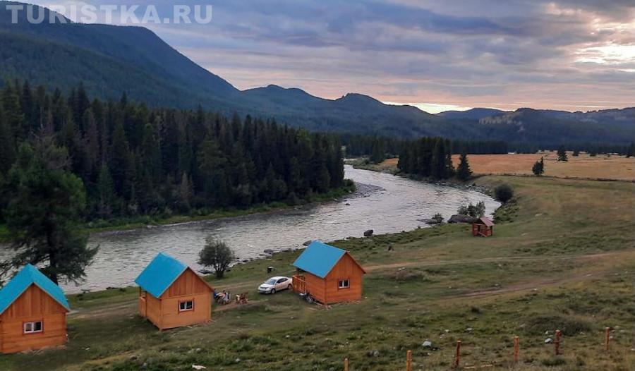 База отдыха у реки Башкаус Алтай