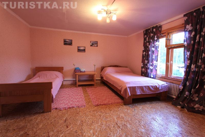 Спальня в 8-местном двухэтажном номере