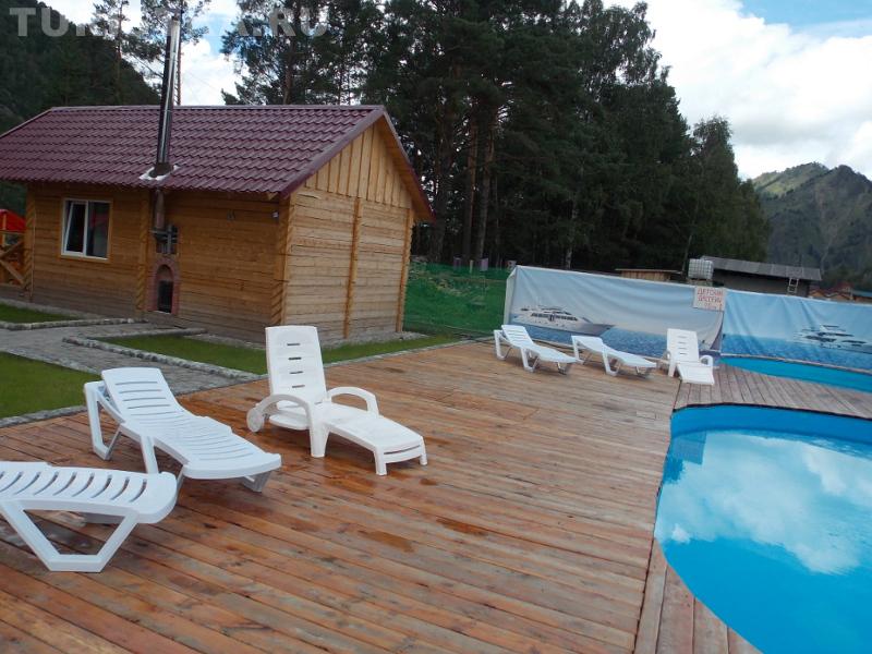 Баня у бассейна