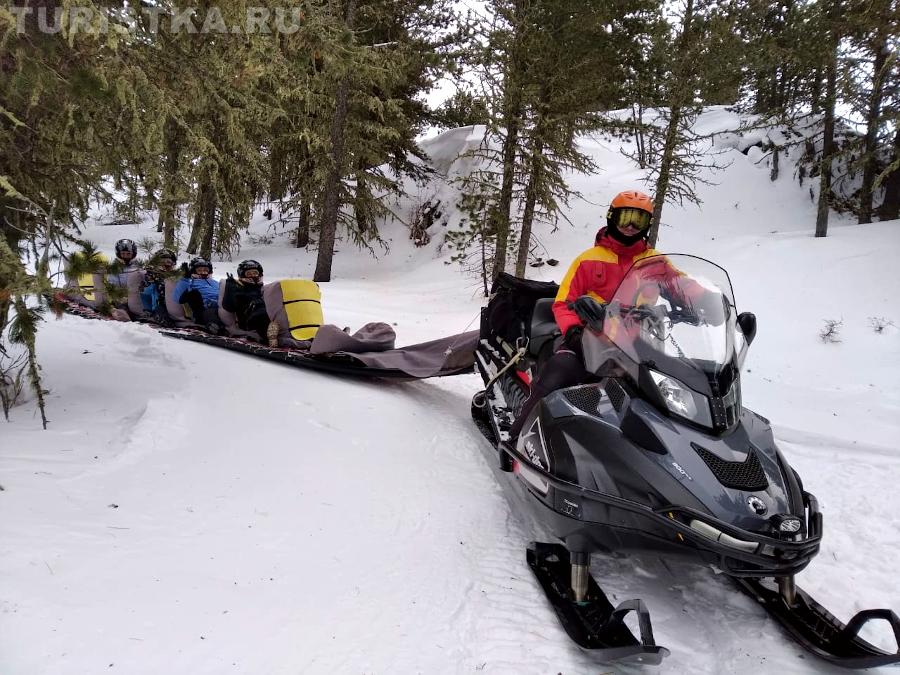 На снегоходе по горе Тияхта зимой