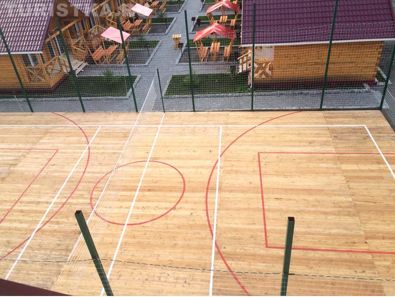 Домики и спортплощадка