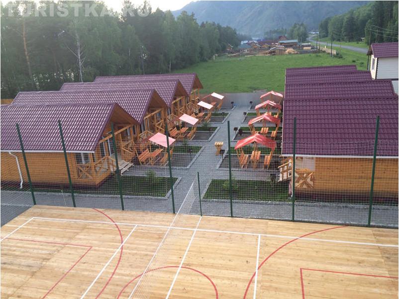 Домики и спортплощадка