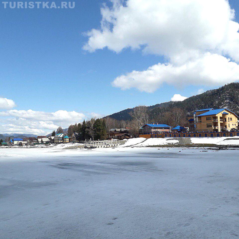 Весна, лед на озере 