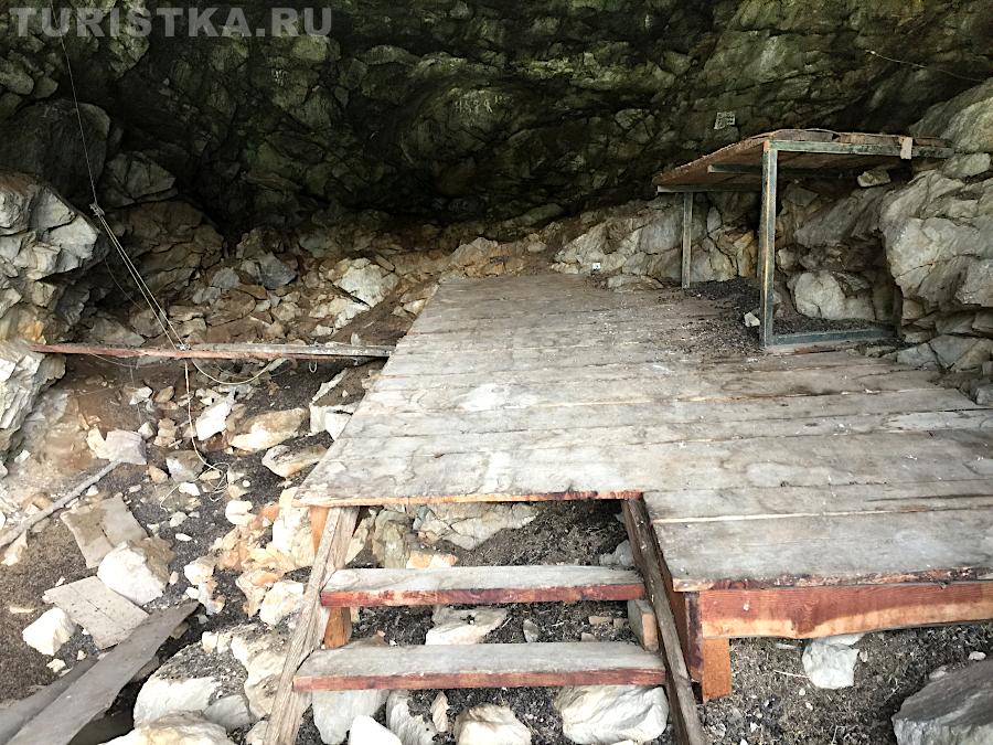 Раскопки в пещере