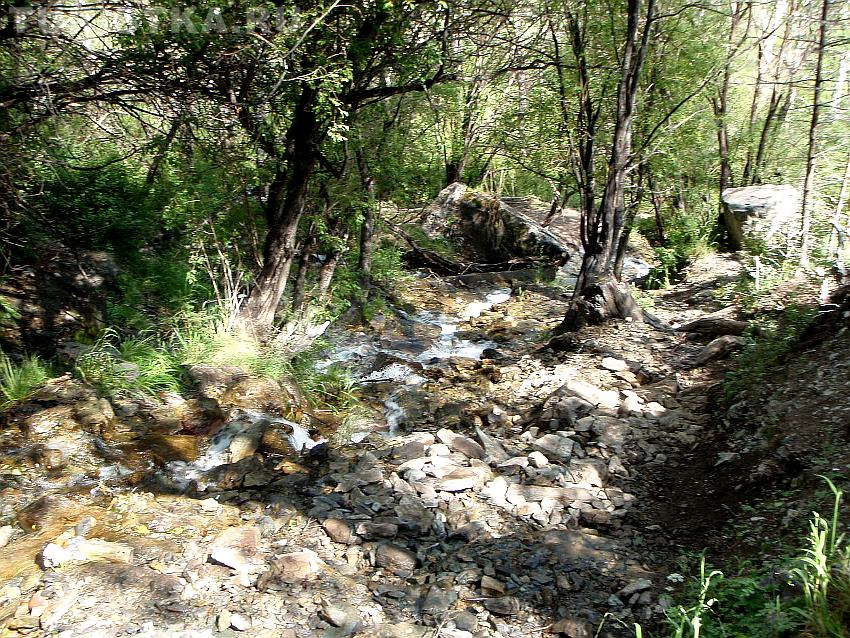 Ручей, текущий после водопада