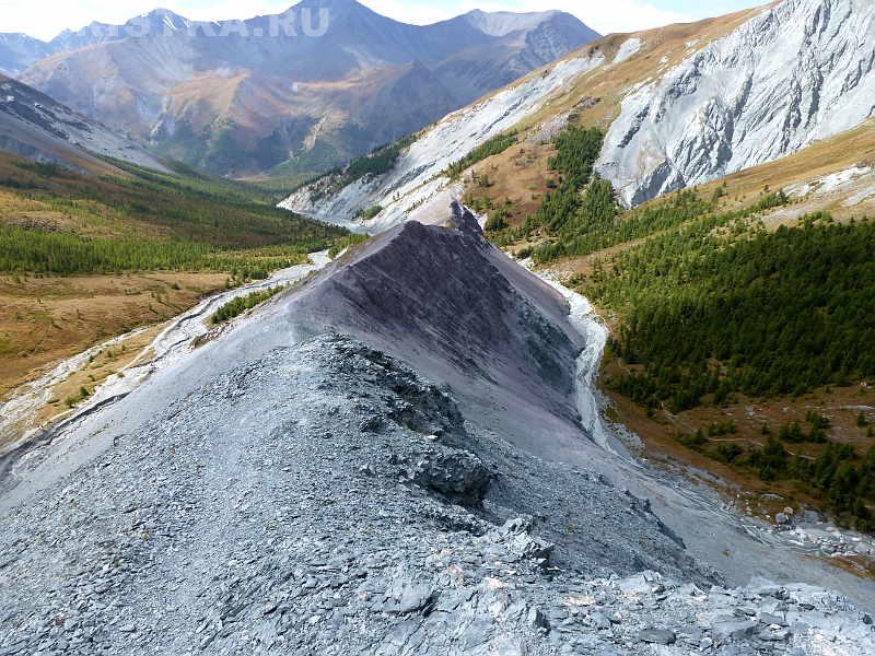 Вид с разделительного гребня на слияние ручьев Ярлу и долину Аккема