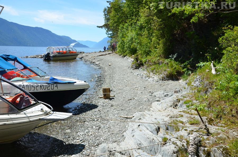 Берег Телецкого озера около водопада Чодор