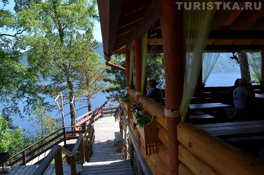 Кафе на берегу