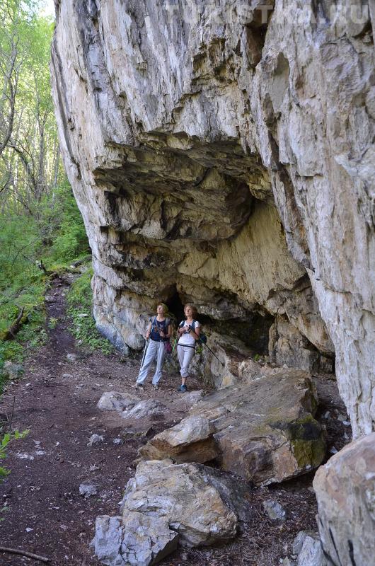 Небольшой грот по пути к пещере