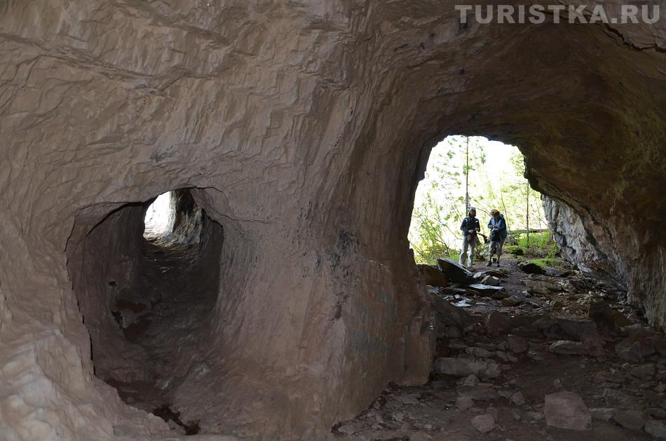 Один из выходов из пещеры