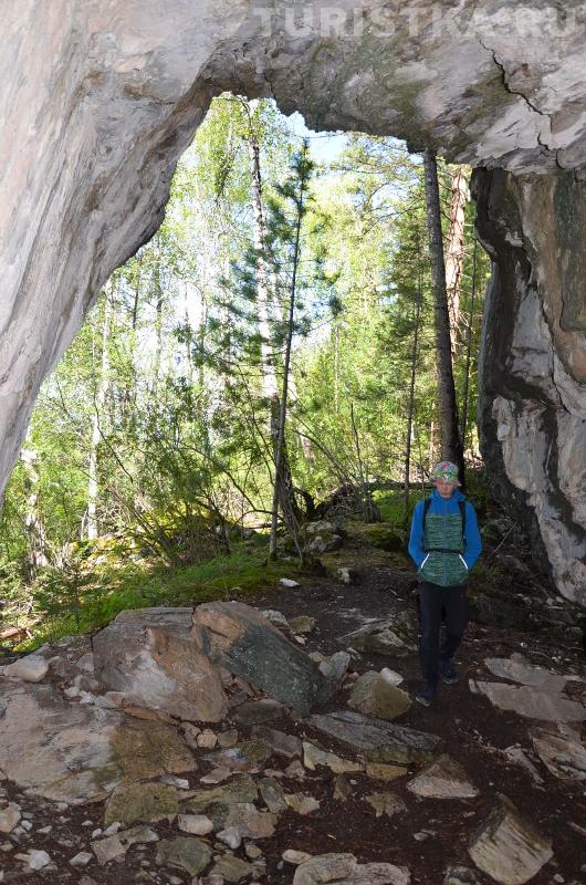 Один из выходов из пещеры