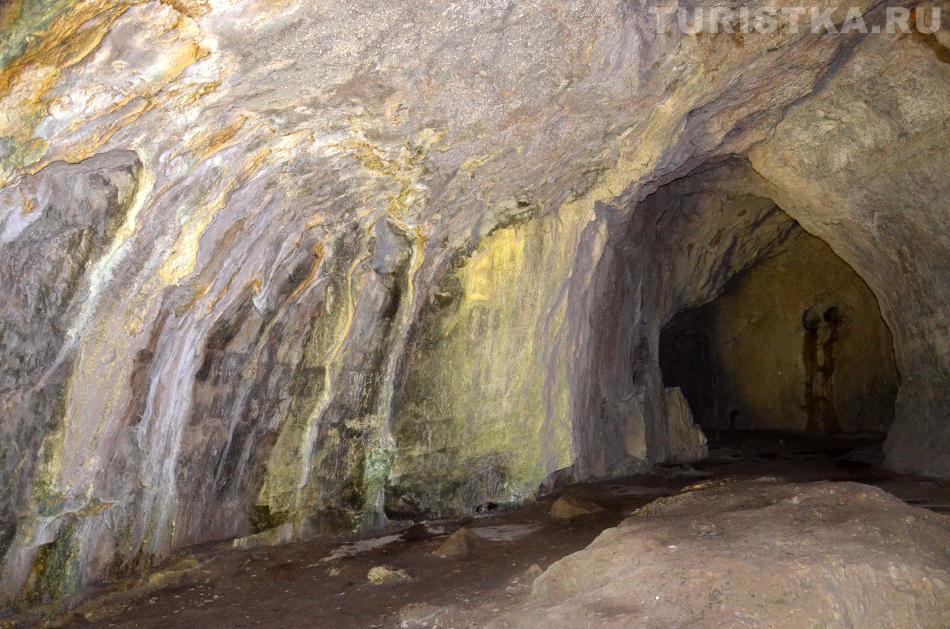 Большой зал с камнем по середине