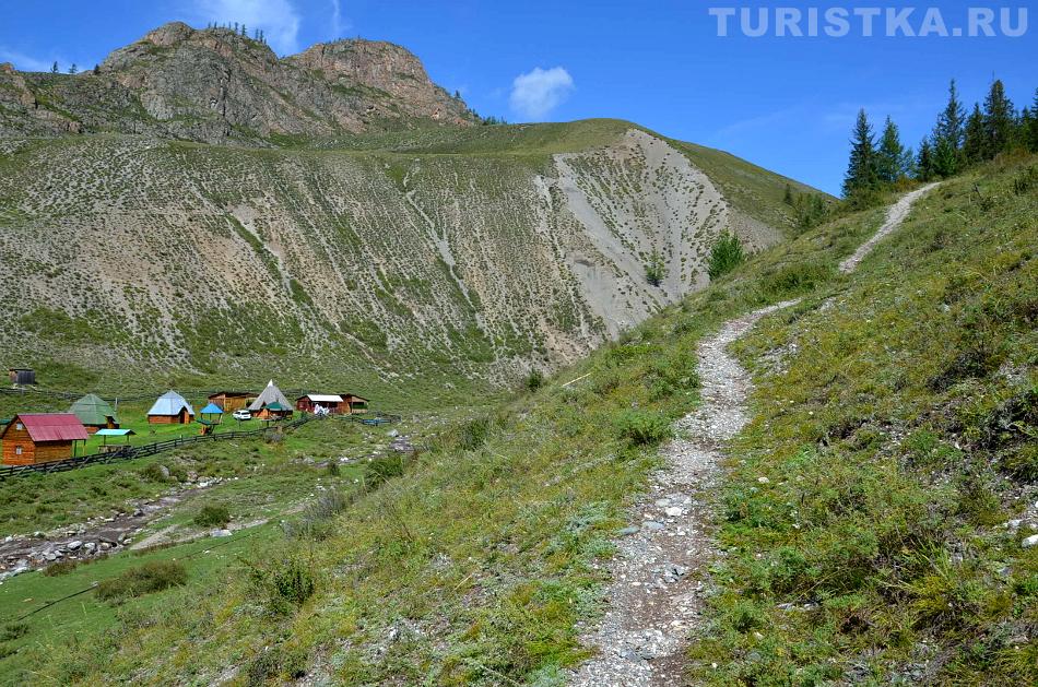 Начало подъема к пещере