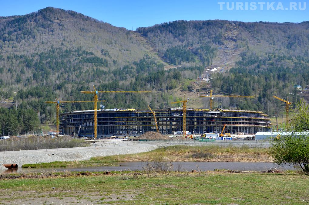 Стройка туристического коплекса вокруг подъемника в Манжероке
