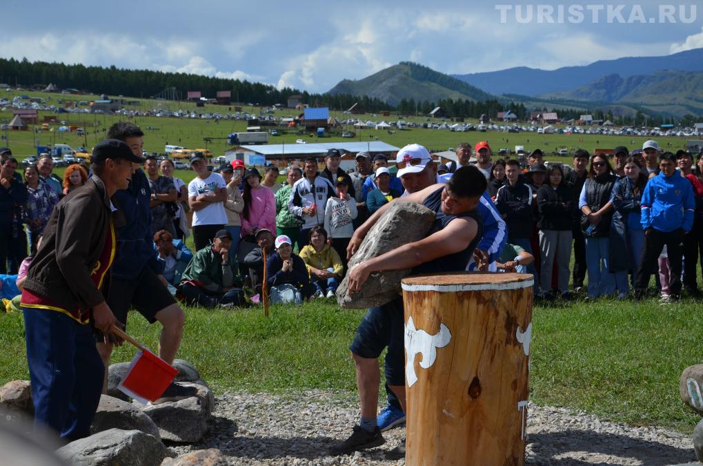 Соревнование по поднятию камня