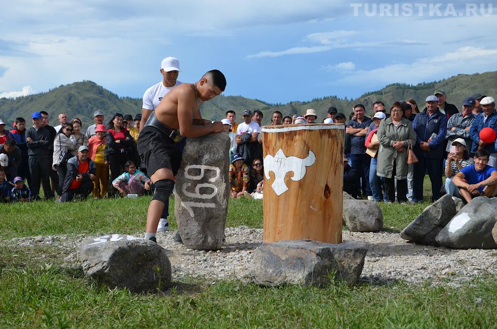 Соревнование по поднятию камня