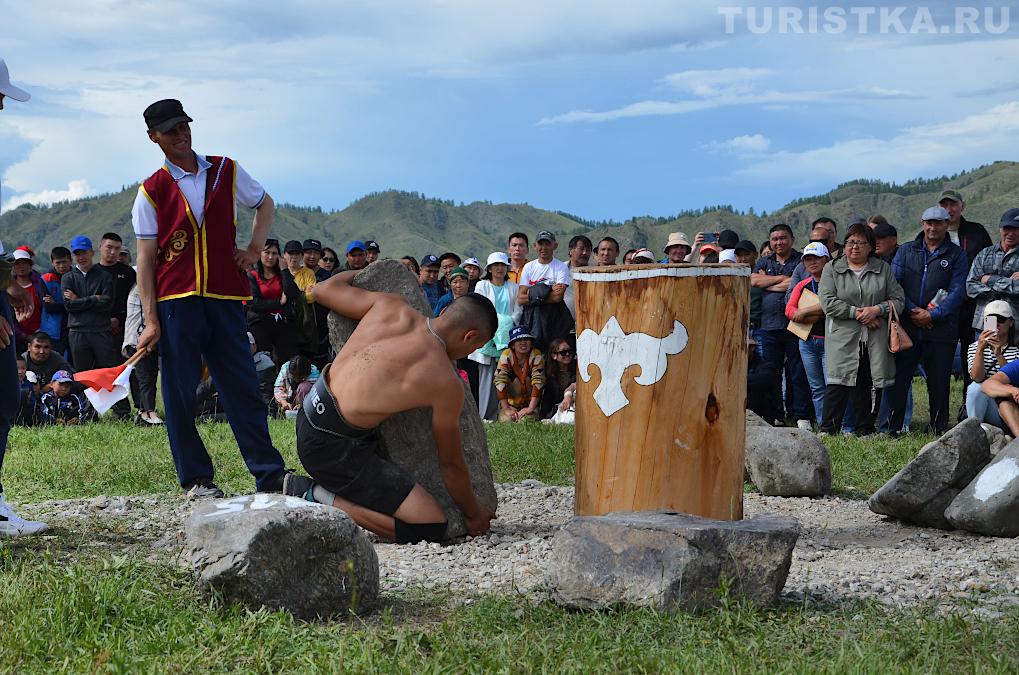 Соревнование по поднятию камня