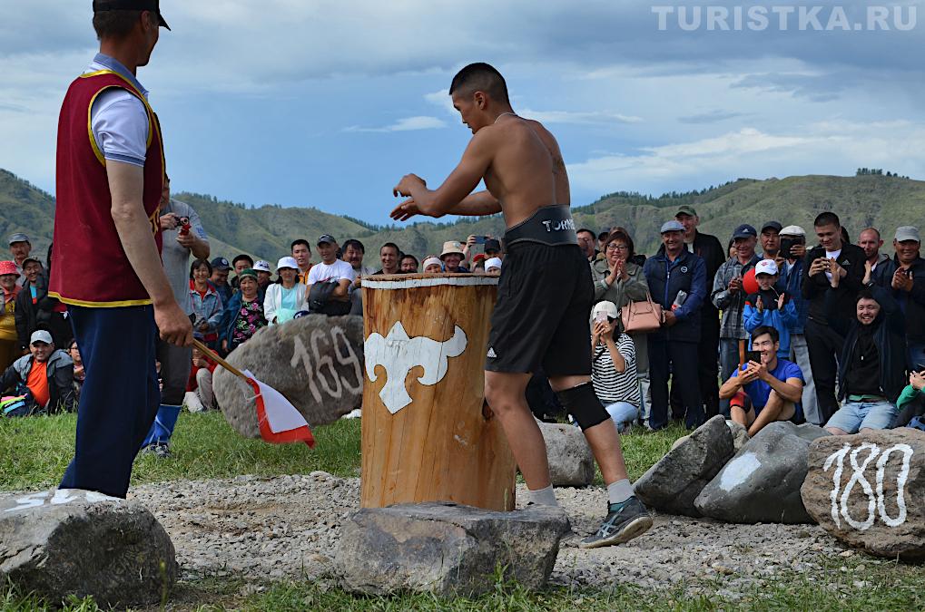 Соревнование по поднятию камня