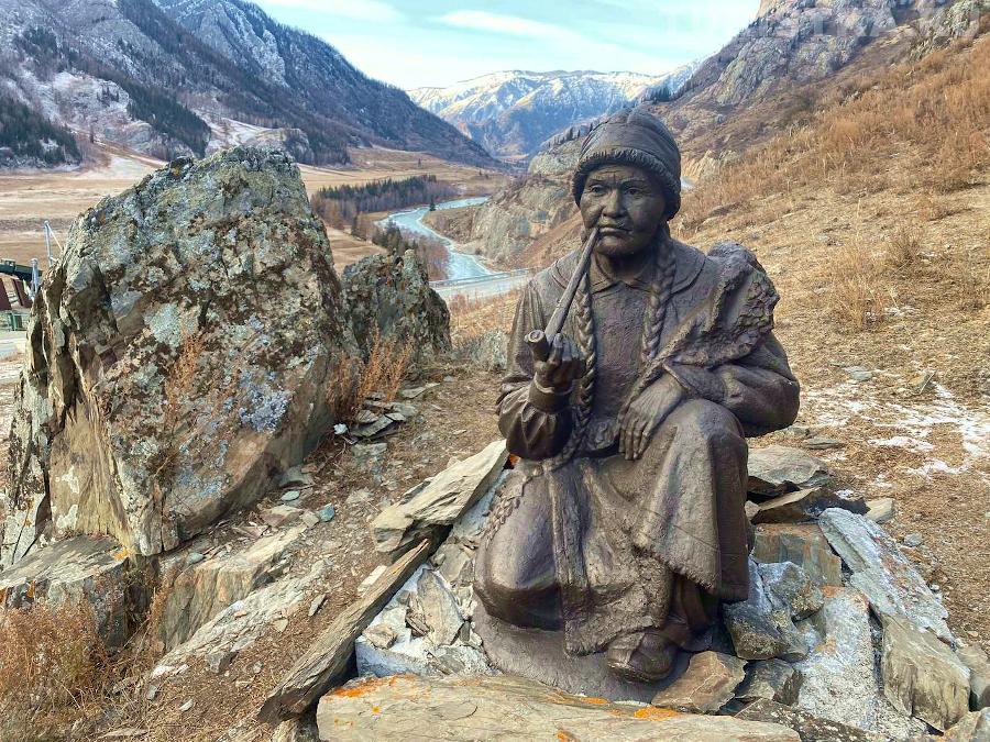 Скульптура алтайской женщины, часть скульптурной композиции, посвященный коренным народам Алтая