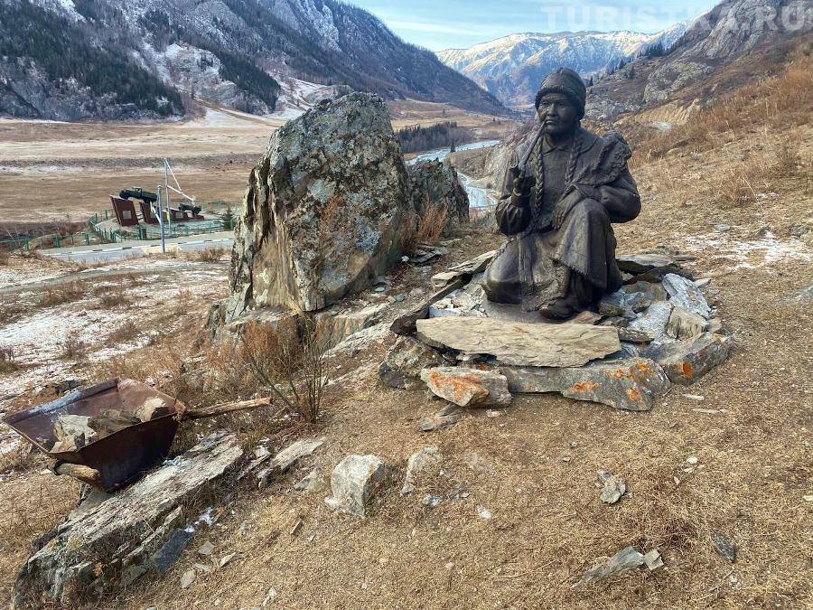 Скульптура алтайской женщины, часть скульптурной композиции, посвященный коренным народам Алтая