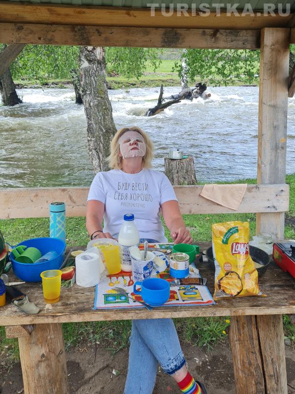 «Алтай и солнце, день чудесный, лицо сгорело и облезло! Сметана, крем не помогают, рецепт с Алтая предлагаю! Находим чудненькое место, удобно сев, замесим тесто: кефир, мука еще яйцо, наносим тесто на лицо! Блины готовы,кожа класс,любовь к Алтаю лечит нас