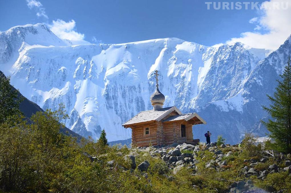 Часовня Архангела Михаила на фоне вершины Белуха Западная и Аккемская стена