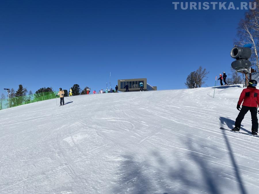 На верхней станции подъемника "Восход"