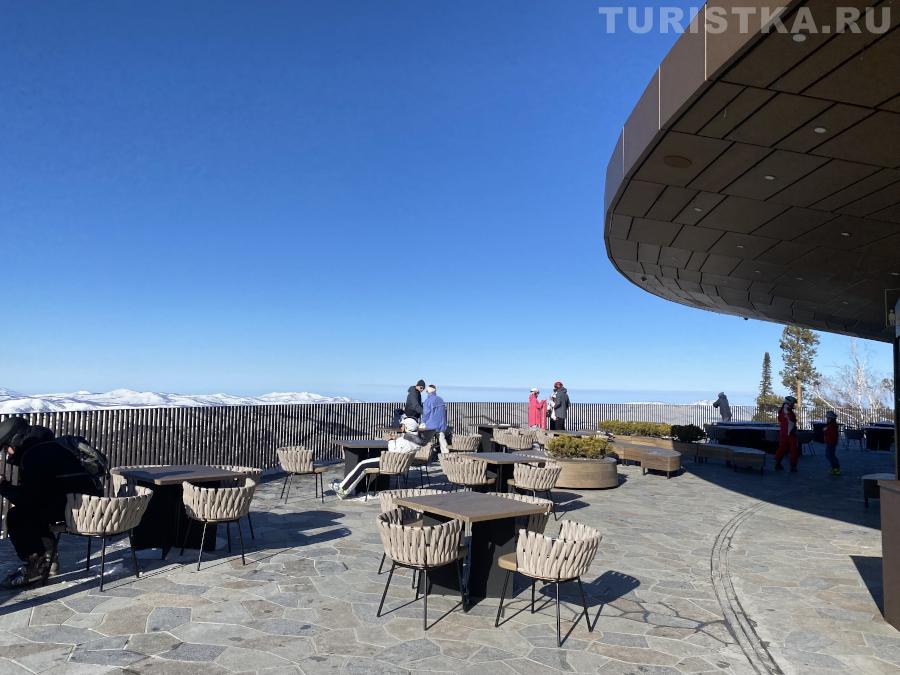 Панорамный ресторан на верху гондольного подъемника 