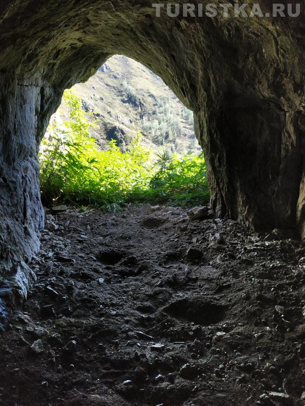 Один из лазов первой пещеры