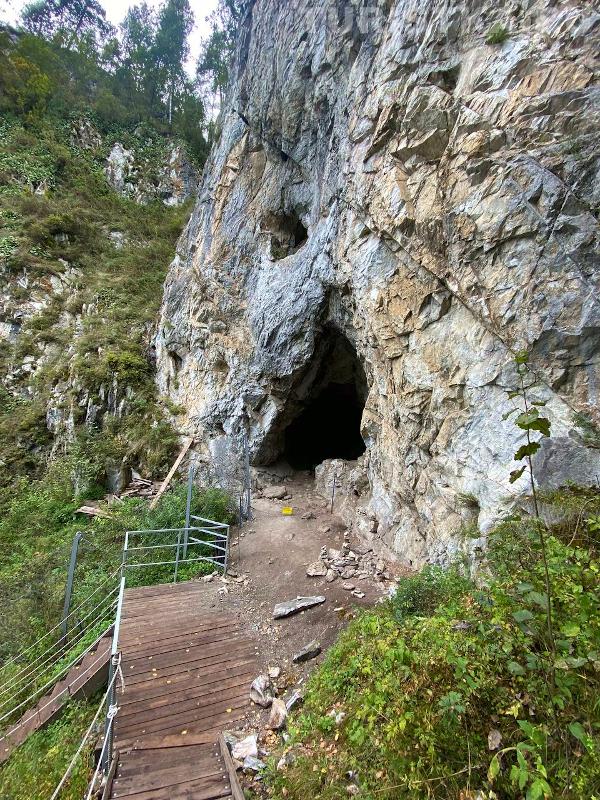 Закрытый вход в пещеру после Арки желаний 