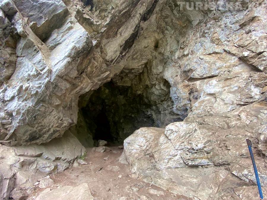 Закрытый вход в пещеру после Арки желаний