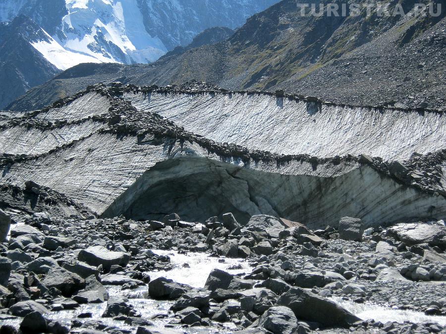 Грот в леднике, исток реки Аккем