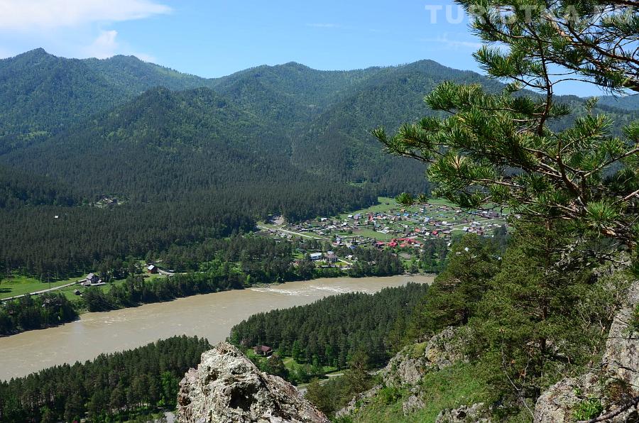 Аскат, вид при подъеме на гору с поклонным крестом