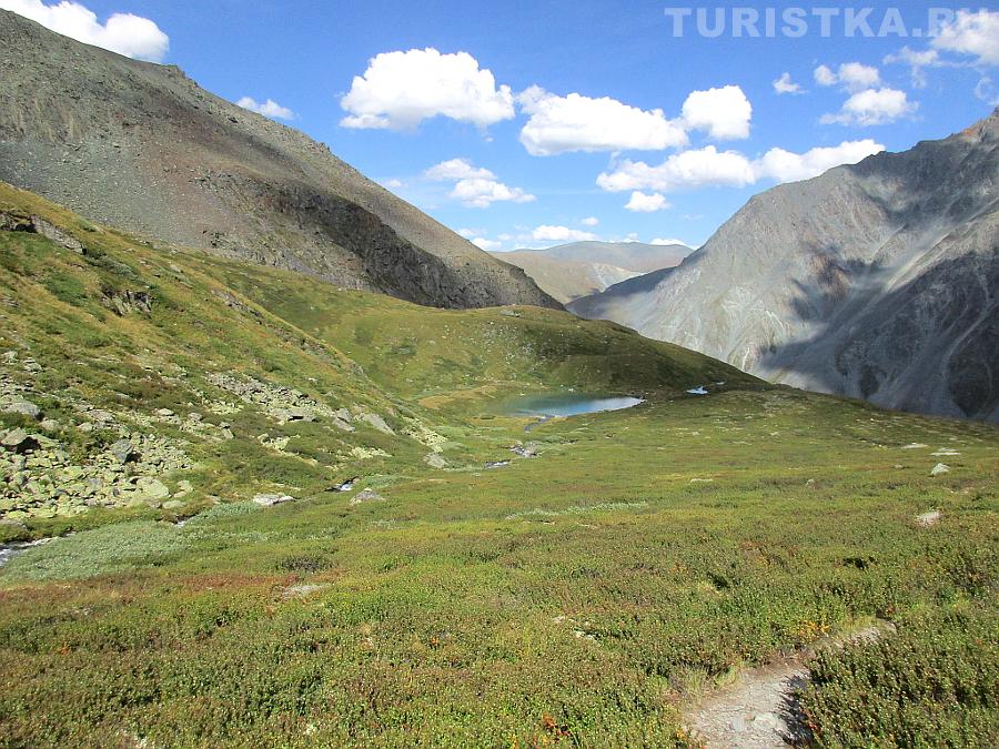 Ручеек, впадающий в нижнее озеро