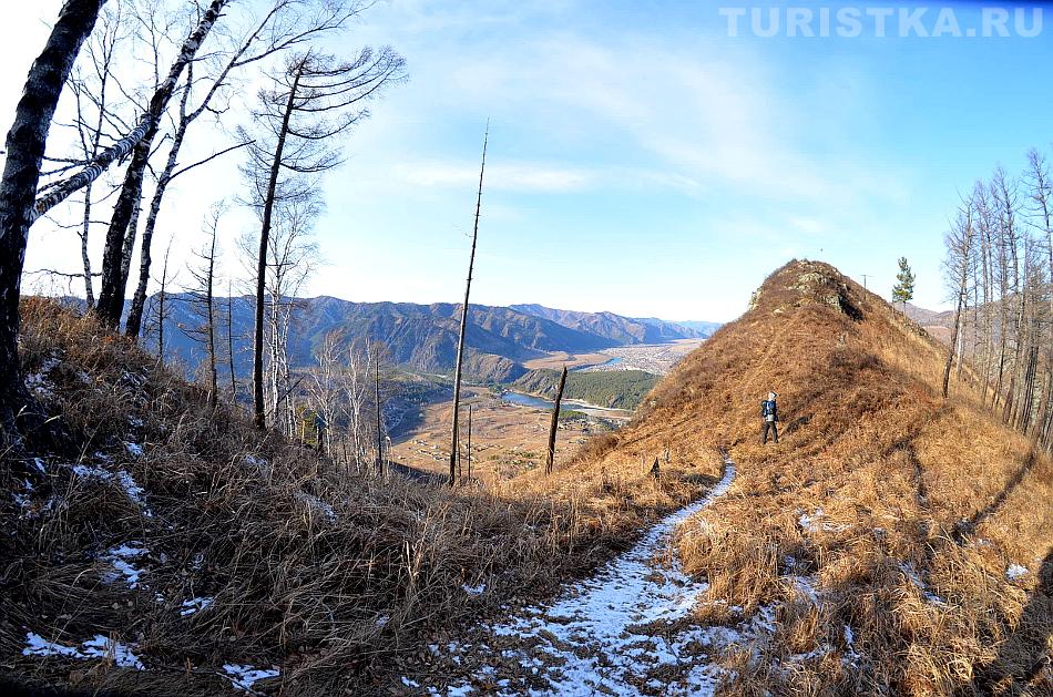 На горе Верблюд, подъем на горб, видно Чемальское водохранилище, Катунь