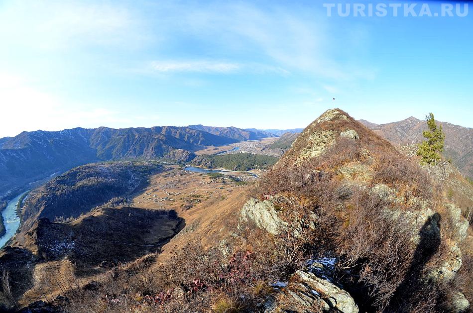 На хребте горы Верблюд, видно реку Катунь, Чемальское водохранилище, село Чемал