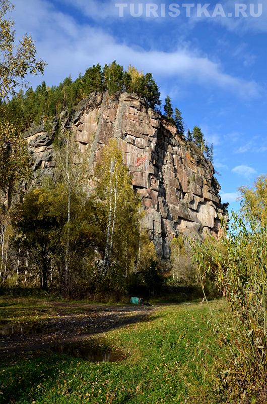 Скала Иконостас вид с берега реки Бии
