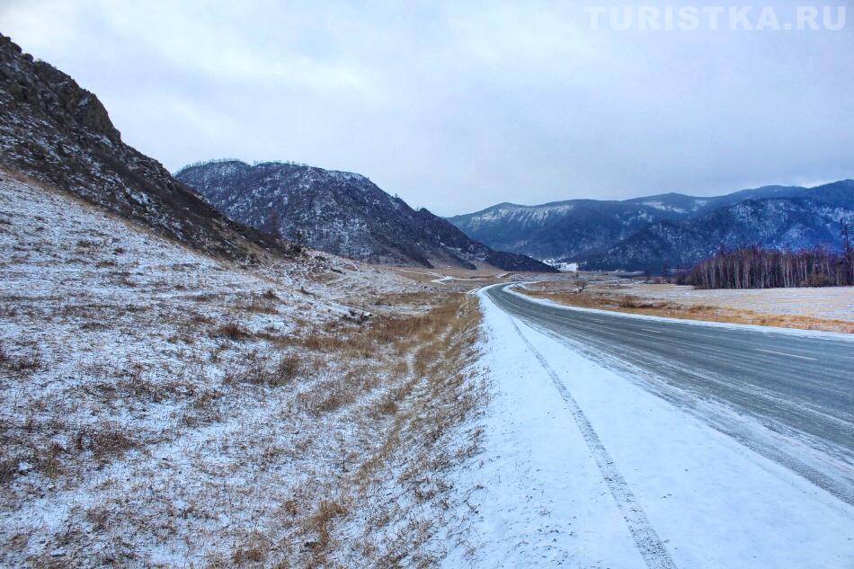 Чуйский тракт около водопада