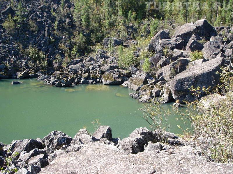 Огромные глыбы по барегам залива