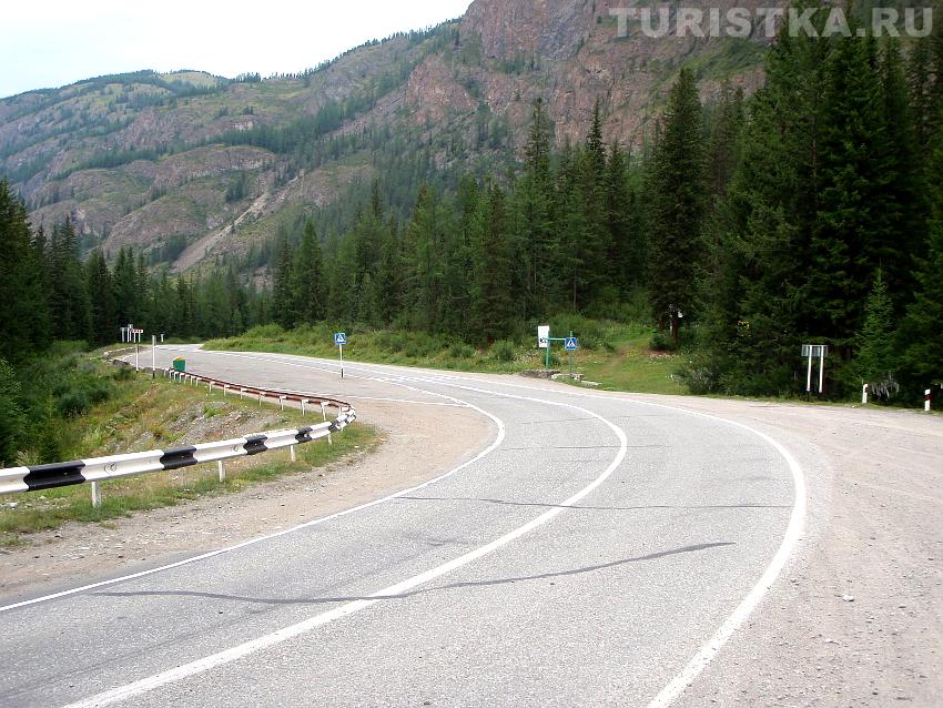 Поворот дороги перед источником, если ехать в сторону Бийска