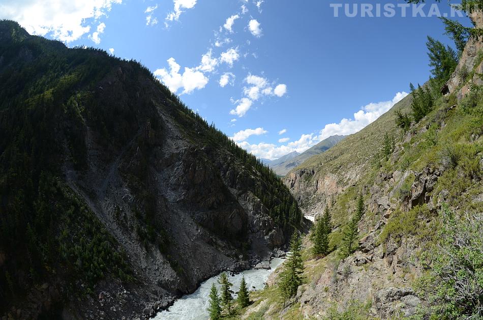 Ущелье, в котором находится порог Карагемский прорыв, взгляд по течению