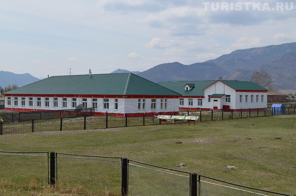 Школа рядом с монументом