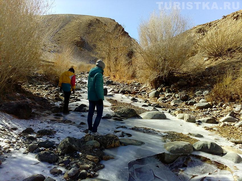 Лед на реке Кызыл-Чин утром в октябре