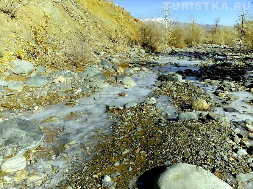 Лед на реке Кызыл-Чин утром в октябре