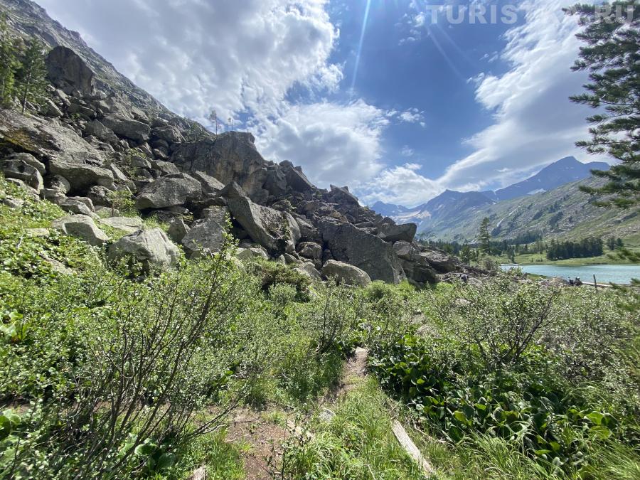 Тропа вдоль первого небольшого озера Крепкого