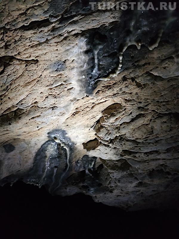 Натечки на стенах пещеры