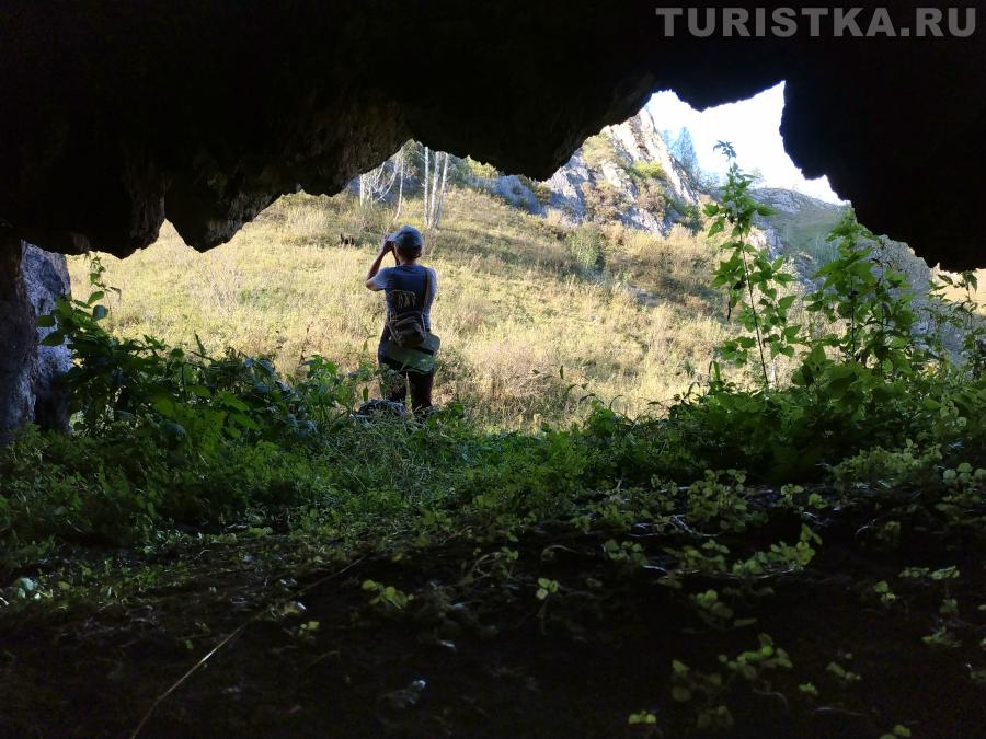 Грот на правом берегу речки Куюла около мостика к Куюлинской пещере
