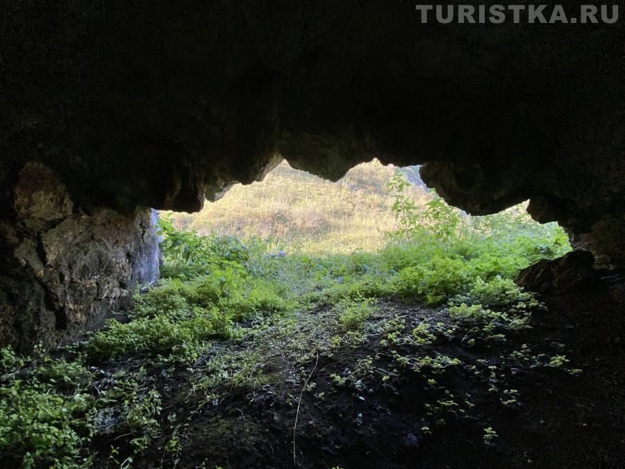 Грот на правом берегу речки Куюла около мостика к Куюлинской пещере