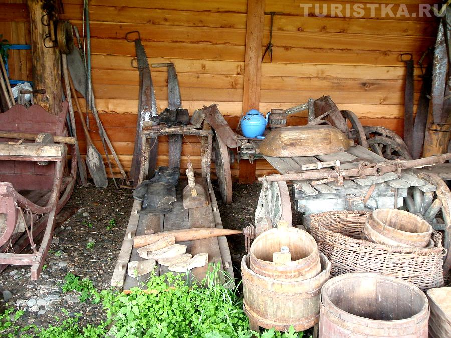 Старинная утварь во дворе музея