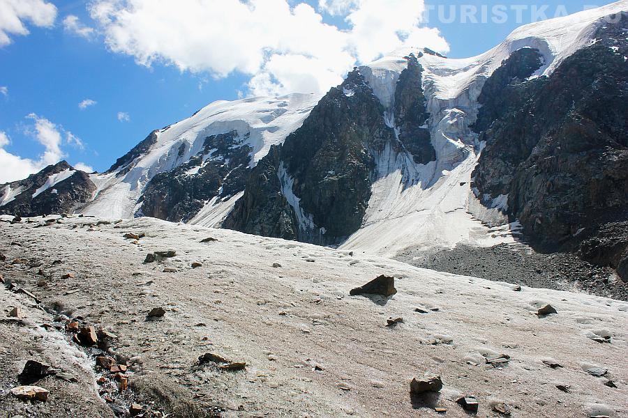 Ледник перед Нижнешавлинским перевалом со стороны Шавлы